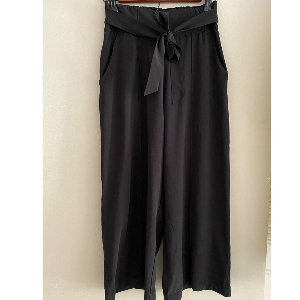 Used lululemon Cropped Noir Pants Size 6